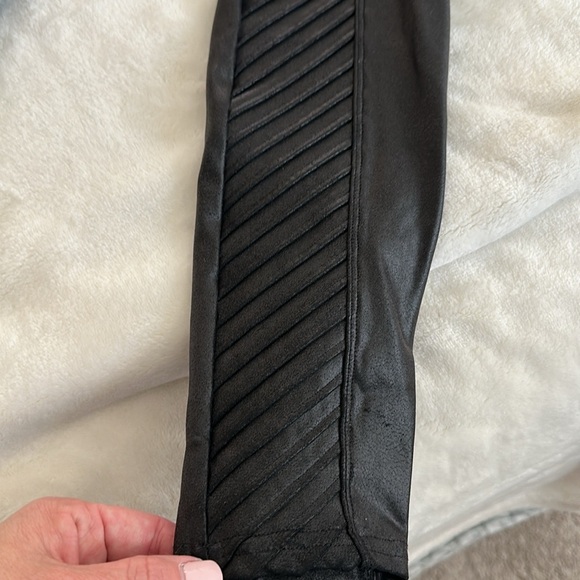 SPANX Shiny Black Leggings - Picture 4 of 10